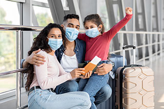 Famille avec une valise sur un aéroport