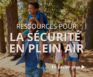 Famille en randonnée dans la forêt